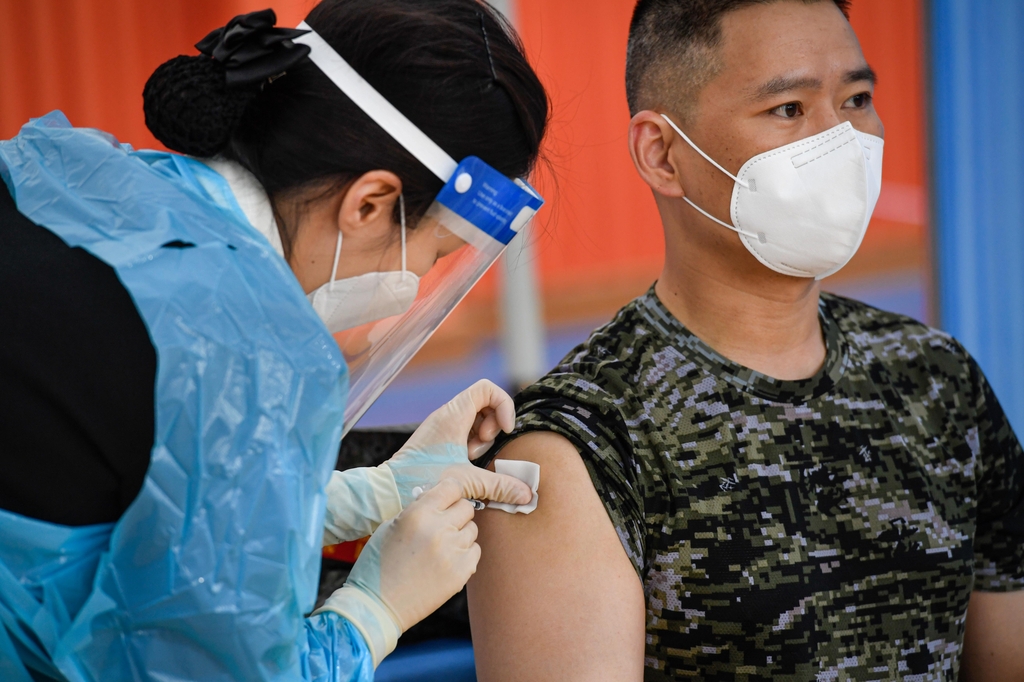 A Marine receives a coronavirus vaccine shot at the Marine Corps headquarters in Hwaseong, south of Seoul, on April 28, 2021, in this photo provided by the defense ministry, as South Korea began inoculating troops age 30 and older the same day. (PHOTO NOT FOR SALE) (Yonhap)