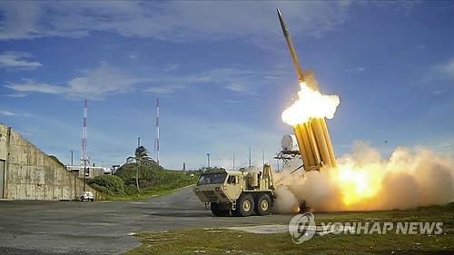 This EPA photo provided by the U.S. Department of Defense shows the first of two Terminal High Altitude Area Defense (THAAD) interceptors being launched during a test at an undisclosed location in the United States on Sept. 10, 2013. (PHOTO NOT FOR SALE) (Yonhap) 