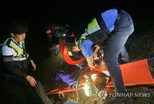 In this file photo provided by Taean Coast Guard on June 8, 2020, four men are rescued by police while harvesting shellfish in waters off Taean, South Chungcheong Province. (PHOTO NOT FOR SALE) (Yonhap)