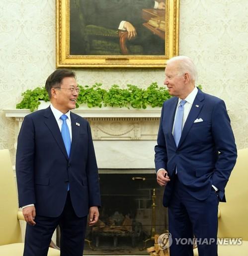 South Korean President Moon Jae-in (L) and U.S. President Joe Biden smile during talks at the White House in Washington on May 21, 2021. (Yonhap)