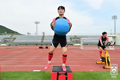 Um Won-sang of the South Korean men's Olympic football team trains at Kang Chang-hak Stadium in Seogwipo, Jeju Island, on June 1, 2021, in this photo provided by the Korea Football Association. (PHOTO NOT FOR SALE) (Yonhap)