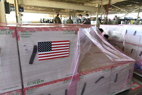This image captured from the Twitter account of the U.S. State Department on June 4, 2021, shows a shipment of Johnson & Johnson COVID-19 vaccines being prepared for shipment to South Korea. (PHOTO NOT FOR SALE) (Yonhap)