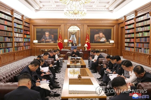 Kim Jong Un saat menghadiri pertemuan Senin, (7/6/2021). 