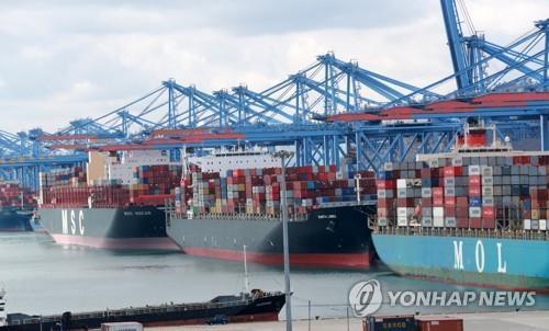 This undated file photo shows ships carrying containers docked at a port in South Korea's southeastern city of Busan. (Yonhap)