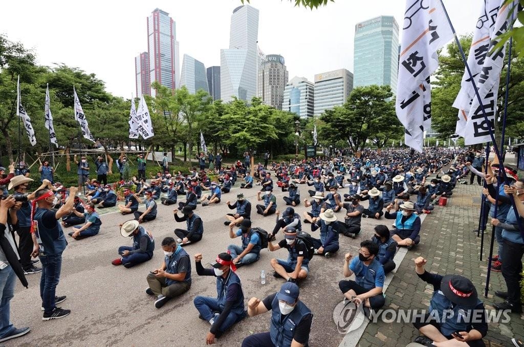 Thousands of unionized delivery workers gather in Seoul to start a two-day sit-in, demanding logistics firms implement an agreement on preventing overwork, on June 15, 2021. (Yonhap)