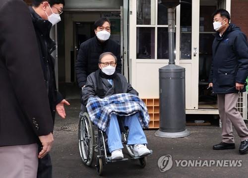 This Feb. 10, 2021, file photo shows former President Lee Myung-bak leaving Seoul National University Hospital in central Seoul to be moved back to a prison. (Yonhap) 