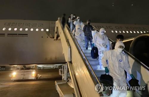 (LEAD) 29 members of virus-hit Cheonghae unit exit quarantine after testing negative