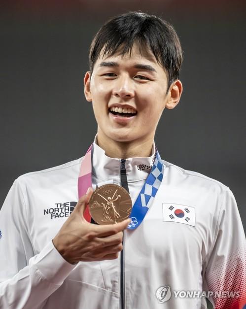 Jun Woong-tae of South Korea poses with his bronze medal from the men's modern pentathlon at the Tokyo Olympics at Tokyo Stadium in Tokyo on Aug. 7, 2021. (Yonhap)