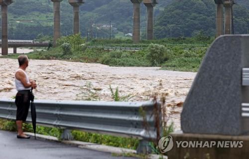 (2nd LD) Typhoon Omais leaves behind flooded homes, damaged roads, railways in S. Korea