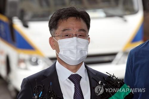 Kim Man-bae, owner of Hwacheon Daeyu Asset Management, answers reporters' questions before entering Yongsan Police Station in central Seoul on Sept. 27, 2021, for questioning about his role in a land development scandal in Seongnam. (Yonhap) 