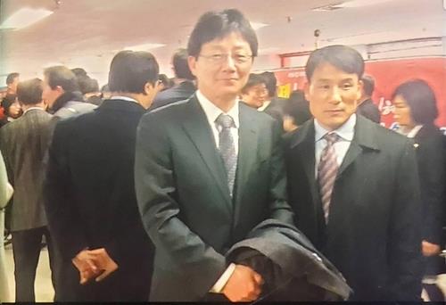 This undated photo, provided by Yoon Seok-youl's campaign, shows former Rep. Yoo Seong-min (L) posing with an alleged anal acupuncture specialist. (Yonhap)