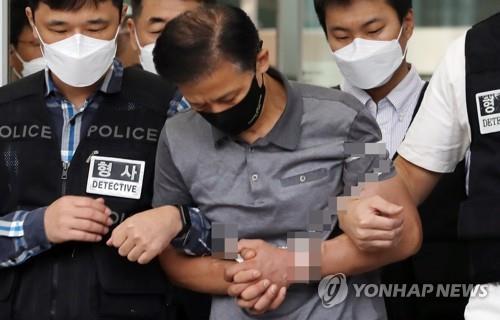 In this Sept. 7, 2021, file photo, murder suspect Kang Yoon-seong is escorted out of Songpa Police Station in eastern Seoul. (Yonhap)