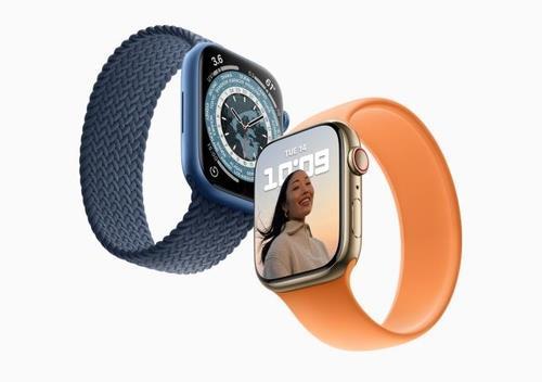 This image provided by Apple Inc. on Oct. 5, 2021, shows the company's new Apple Watch Series 7. (PHOTO NOT FOR SALE) (Yonhap)