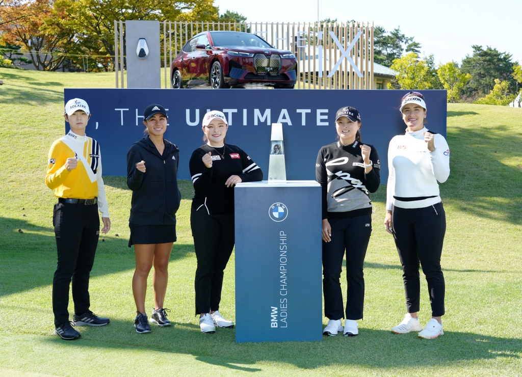 LPGA players competing at the BMW Ladies Championship on the LPGA tour at LPGA International Busan in Busan, 453 kilometers southeast of Seoul, pose for photos next to the trophy on Oct. 19, 2021, in this photo provided by the tournament organizers. From left: Park Sung-hyun, Danielle Kang, Jang Hana, Ko Jin-young and Hannah Green. (PHOTO NOT FOR SALE) (Yonhap)