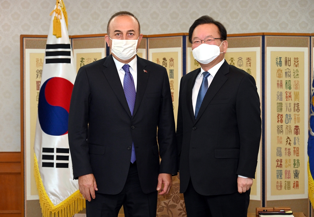 This photo, provided by the prime minister's office, shows Prime Minister Kim Boo-kyum (R) and Turkish foreign minister Mevlut Cavusoglu posing for a photo ahead of their meeting in Seoul on Oct. 22, 2021. (Yonhap)