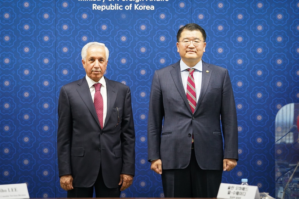 Choi Jong-kun, first vice minister of foreign affairs, (R) and Soltan bin Saad Al-Muraikhi, Qatar's state minister for foreign affairs, pose for a photo as they meet in Seoul in this photo provided by Seoul's foreign ministry on Nov. 3, 2021. (PHOTO NOT FOR SALE) (Yonhap)