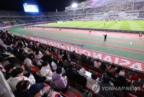 Football fans visit Goyang Stadium in Goyang, northwest of Seoul, on Nov. 11, 2021, to watch a 2022 FIFA World Cup qualifying match between South Korea and the United Arab Emirates held without COVID-19 crowd restrictions. (Yonhap)