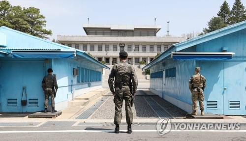 In the file photo taken April 19, 2018, South Korean and U.S. soldiers stand guard at the inter-Korean truce village of Panmunjom, north of Seoul, ahead of the historic inter-Korean summit talks at the village on April 27. (Yonhap)