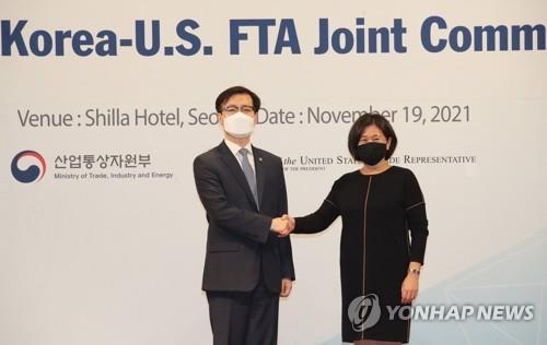 South Korea's Trade Minister Yeo Han-koo (L) and U.S. Trade Representative (USTR) Katherine Tai shake hands ahead of their meeting in Seoul on Nov. 19, 2021. (Yonhap)