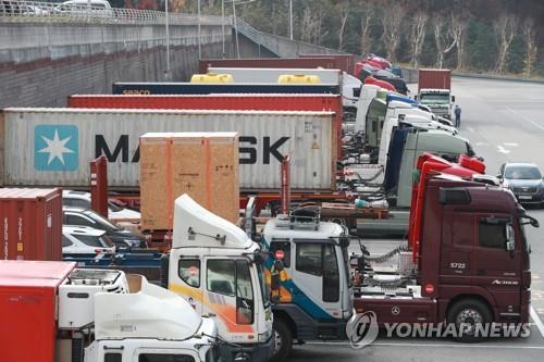 Cargo trucks are parked in a public lot in Busan, southeastern South Korea, on Nov. 25, 2021, after unionized truck drivers went on a three-day general strike. (Yonhap)