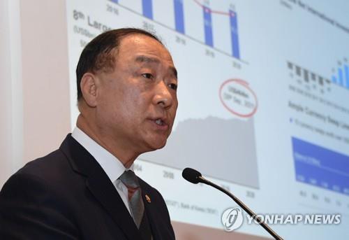 In this file photo, Finance Minister Hong Nam-ki speaks during an investor relations session in London to explain South Korea's economic situation on Nov. 1, 2021. (Yonhap)
