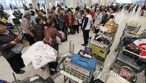 This file photo, taken in November 2019, shows ethnic Koreans, who were taken to Russia's far eastern island of Sakhalin during Japan's 1910-45 colonial rule, arriving at Incheon International Airport, west of Seoul. (Yonhap)