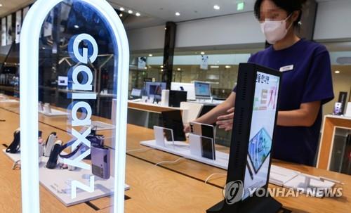 In this file photo, Samsung Electronics Co's products are on display at the company's headquarters in Seoul on Oct. 8, 2021. (Yonhap) 