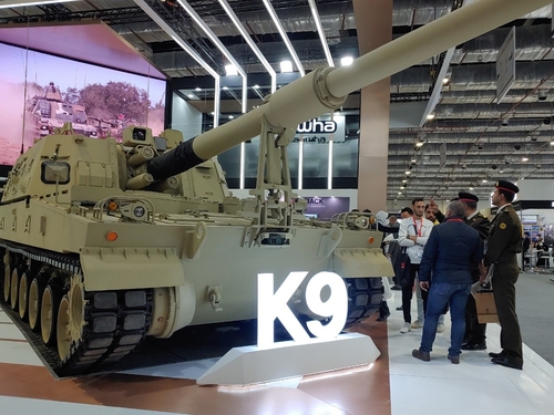 A South Korean-made K-9 self-propelled howitzer is on display at the EDEX 2021, a major defense exhibition in the Egyptian capital of Cairo, on Nov. 30, 2021. (Pool photo) (Yonhap)