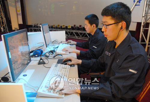 This file photo taken Feb. 17, 2007, shows professional Starcraft player Lim Yo-hwan in Air Force uniform competing at a Starcraft tournament organized by the Air Force in Cheongju, North Chungcheong Province. (Yonhap)