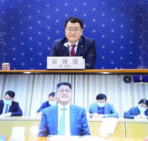 This combined photo, released by Seoul's foreign ministry on Dec. 23, 2020, shows South Korea's First Vice Foreign Minister Choi Jong-kun (top) holding a virtual conference with China's Vice Foreign Minister Le Yucheng. (PHOTO NOT FOR SALE) (Yonhap)