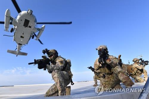 In the Aug. 25, 2019, file photo, service members carry out a military drill on South Korea's easternmost islets of Dokdo in the East Sea to deter trespassers. (Yonhap)