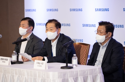 Han Jong-hee (C), vice chairman and the head of Samsung Electronics Co.'s Device eXperience (DX) division, talks during a press conference in Las Vegas on Jan. 5, 2022, in this photo provided by the company. (PHOTO NOT FOR SALE) (Yonhap)