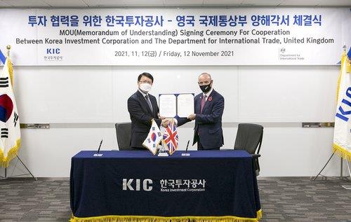 Jin Seoung-ho (L), chairman of Korea Investment Corp. (KIC), and Mike Freer, under-secretary of Britain's international trade department, pose after signing a memorandum of understanding on bilateral cooperation in Seoul on Nov. 12, 2021, in this file photo provided by the KIC. (PHOTO NOT FOR SALE) (Yonhap)