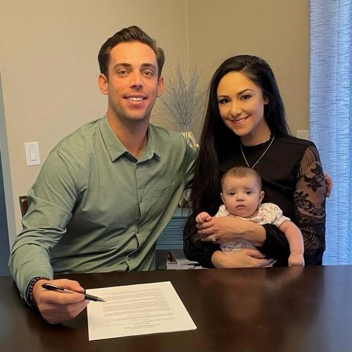 This photo provided by the Kia Tigers on Jan. 9, 2022, shows the Korea Baseball Organization club's new pitcher, Sean Nolin (L), with his wife and their child after Nolin signed his one-year contract with the Tigers. (PHOTO NOT FOR SALE) (Yonhap)