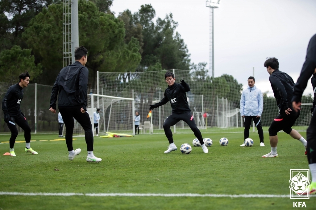 Members of the South Korean men's national football team train at Cornelia Diamond Football Center in Antalya, Turkey, on Jan. 18, 2022, in this photo provided by the Korea Football Association. (PHOTO NOT FOR SALE) (Yonhap)
