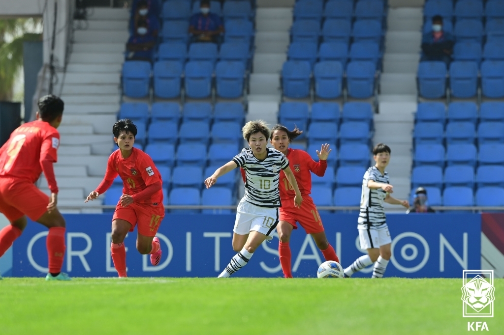 Ji So-yun of South Korea (C) chases the loose ball against Myanmar during the teams' Group C match at the Asian Football Confederation Women's Asian Cup at Shree Shiv Chhatrapati Sports Complex in Pune, India, on Jan. 24, 2022, in this photo provided by the Korea Football Association. (PHOTO NOT FOR SALE) (Yonhap)