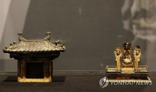 This photo shows the Portable Shrine of Gilt-bronze Buddha on display for auction at the headquarters of the K Auction in southern Seoul on Jan. 27, 2022. (Yonhap) 
