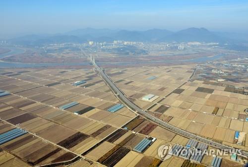 An aerial view of rice paddies in Naju, 355 kilometers south of Seoul. (Yonhap)