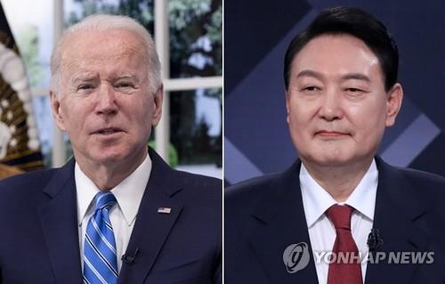 This composite file photo shows U.S. President Joe Biden (L) and South Korean President-elect Yoon Suk-yeol. (Yonhap)