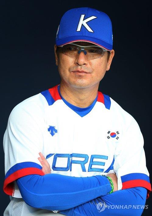 In this file photo from Sept. 18, 2014, Ryu Joong-il, then manager of the South Korean national baseball team, waits for the start of the team's exhibition game against the LG Twins ahead of the Asian Games at Jamsil Baseball Stadium in Seoul. (Yonhap)