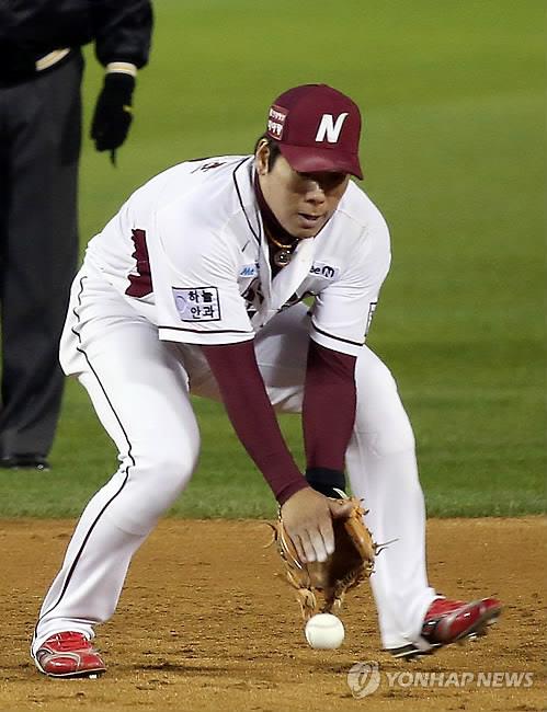 In this file photo from Nov. 11, 2014, Kang Jung-ho of the Nexen Heroes commits an error in the top of the fourth inning of Game 6 of the Korean Series against the Samsung Lions at Jamsil Baseball Stadium in Seoul. (Yonhap)