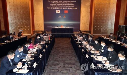 In this file photo, South Korean and Vietnamese trade officials attend a meeting of their Free Trade Agreement joint committee meeting in Seoul on Dec. 22, 2021. (Yonhap)