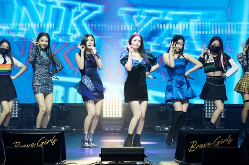 K-pop group Brave Girls poses for the camera during an online media showcase in Seoul for its sixth EP, "Thank You," on March 23, 2022. (PHOTO NOT FOR SALE) (Yonhap)