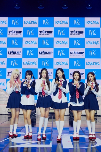 K-pop girl group Ive poses for photographers during an online media showcase in Seoul for its second single album "Love Dive" on April 5, 2022, in this photo provided by Starship Entertainment. (PHOTO NOT FOR SALE) (Yonhap)