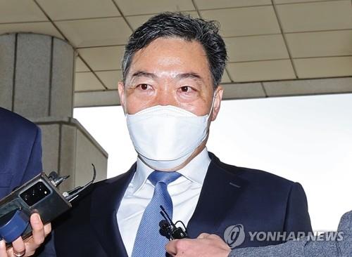 Prosecutor General Kim Oh-soo walks into the Supreme Prosecutors Office in southern Seoul on April 12, 2022. (Yonhap)