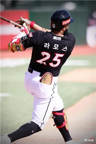 Henry Ramos of the KT Wiz takes a swing against the Lotte Giants during a Korea Baseball Organization regular season game at Sajik Stadium in Busan, 450 kilometers southeast of Seoul, on April 17, 2022, in this photo provided by the Wiz. (PHOTO NOT FOR SALE) (Yonhap)