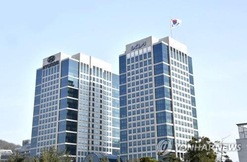 This file photo, provided by Hyundai Motor Group, shows Hyundai Motor Co.'s and Kia Corp.'s headquarters buildings in Yangjae, southern Seoul. (PHOTO NOT FOR SALE) (Yonhap)