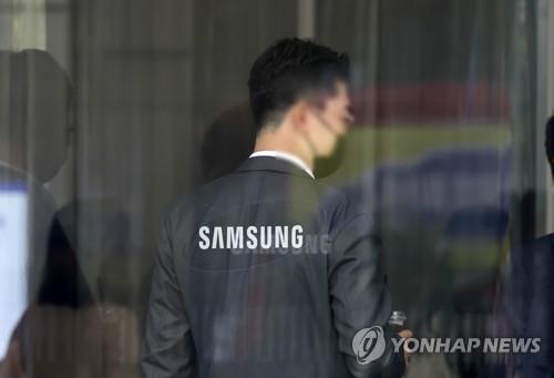 (2nd LD) Samsung Electronics Q1 profit jumps 50.5 pct, driven by server chips, mobile sales