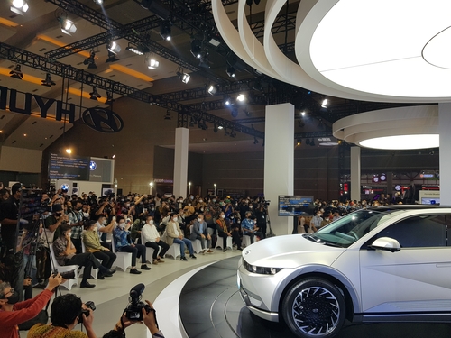 Hyundai Motor's all-electric IONIQ 5 is presented at the 2022 Indonesia International Motor Show that ran from March 31-April 10 in the Southeast Asian country, in this photo provided by Hyundai on May 1, 2022. (PHOTO NOT FOR SALE) (Yonhap) 