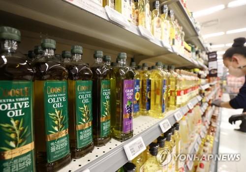 This file photo, taken on April 25, 2022, shows oil products at a discount store in Seoul. (Yonhap)